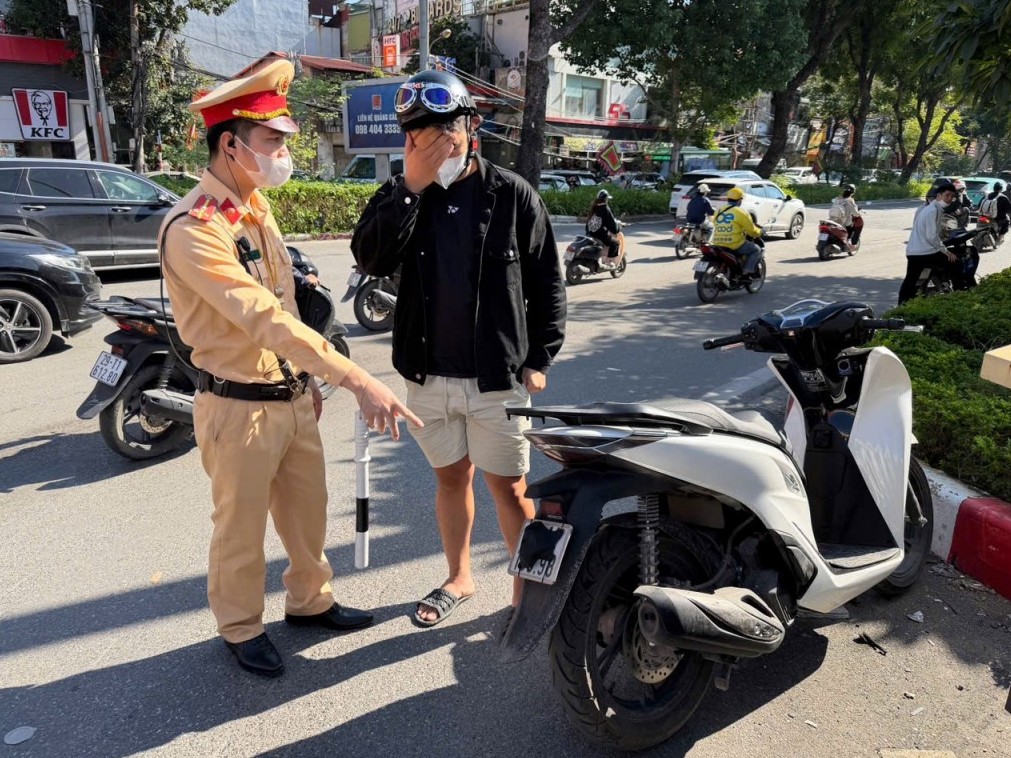 Xử phạt hàng trăm người đi xe che biển số, sử dụng điện thoại