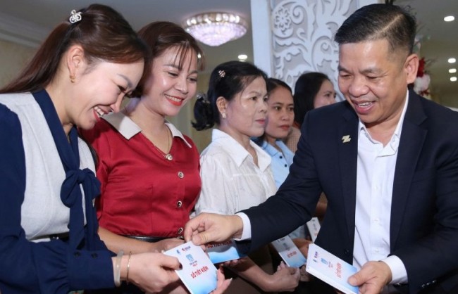 Trao sổ tiết kiệm tới 80 giáo viên trong “Chia sẻ cùng thầy cô”