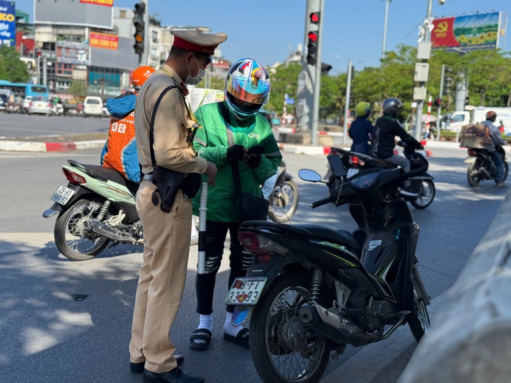 Tài xế xe ôm công nghệ dán, che biển số bị phát hiện, xử lý