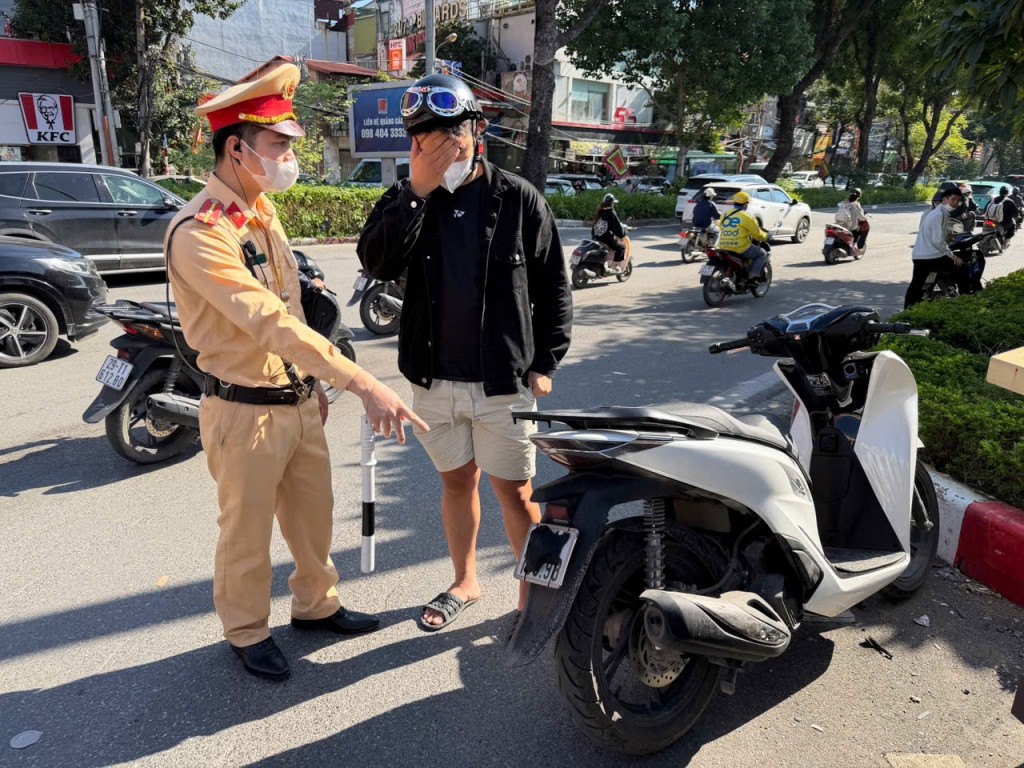 CSGT Hà Nội đồng loạt kiểm tra, xử lý hành vi che, dán biển kiểm soát xe