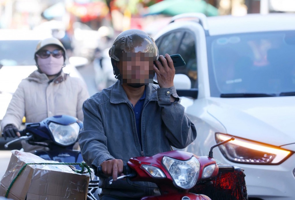 Việc sử dụng điện thoại di động khi đang điều khiển phương tiện tiềm ẩn nguy cơ dẫn đến TNGT