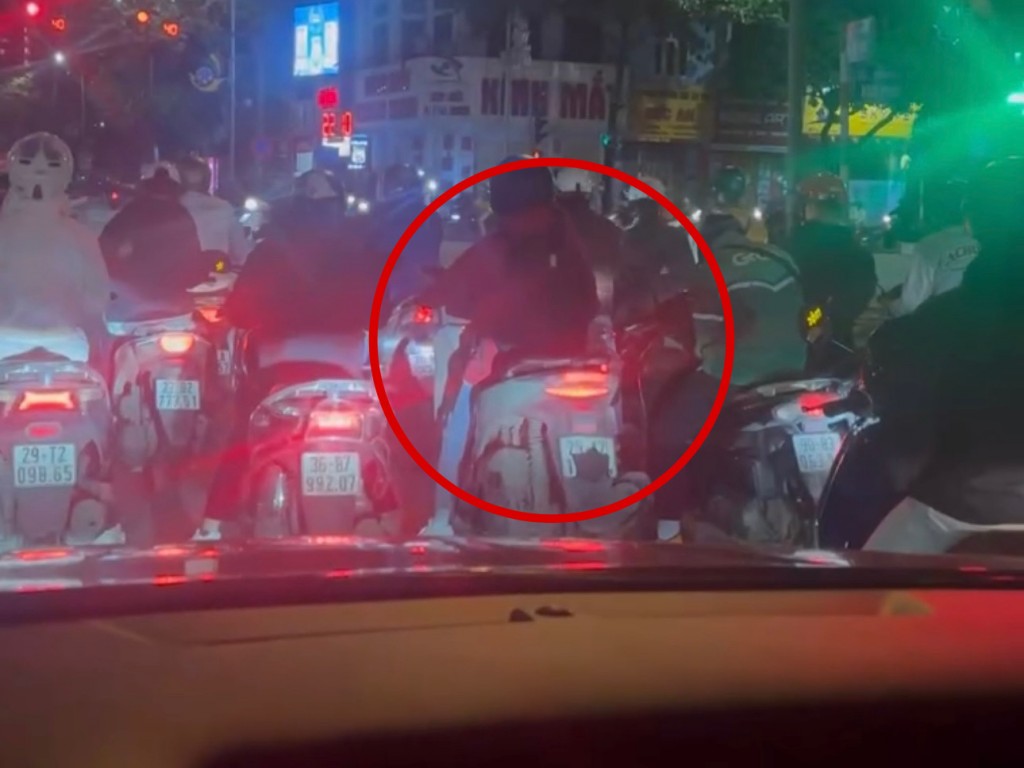 Hình ảnh thanh niên dùng khẩu trang che biển số khi tham gia giao thông