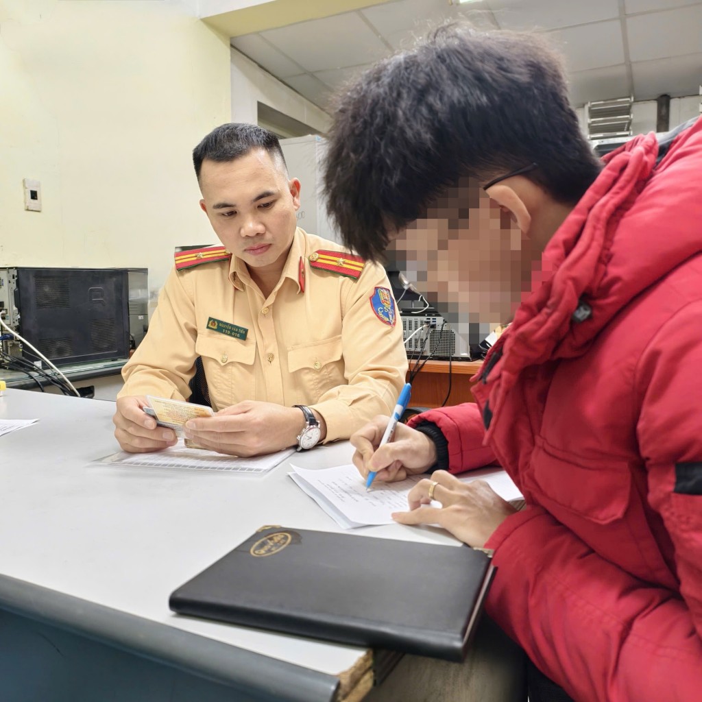 CSGT lập biên bản xử lý nam thanh niên che biển số khi tham gia giao thông