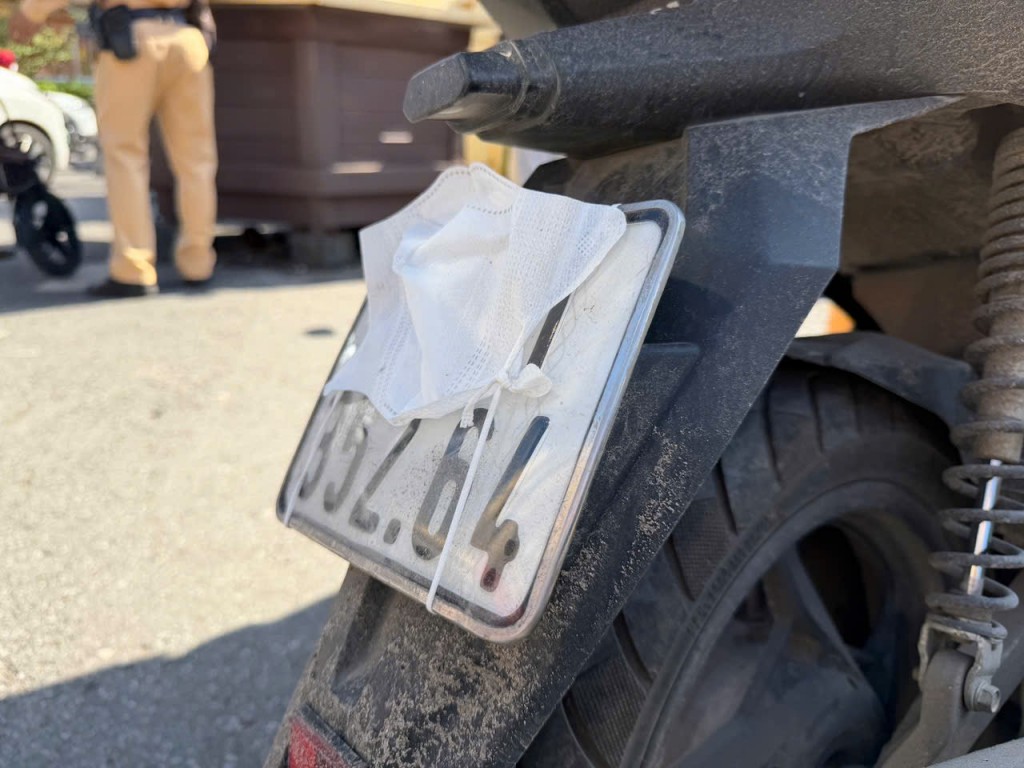 Việc che, dán biển số xe là hành vi vi phạm, lực lượng chức năng sẽ thường xuyên kiểm tra, xử lý nghiêm