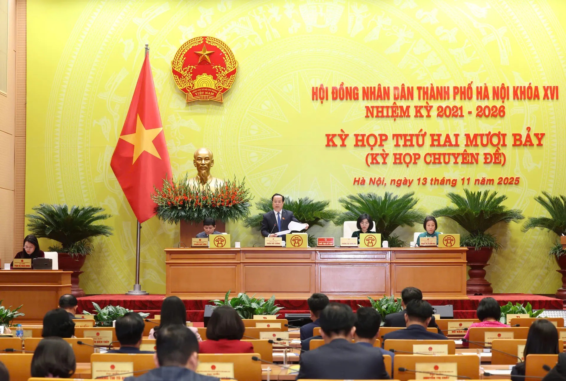 Chủ tọa điều hành phiên họp