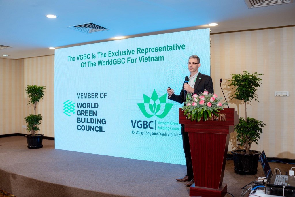 Diễn giả trình bày tại hội nghị