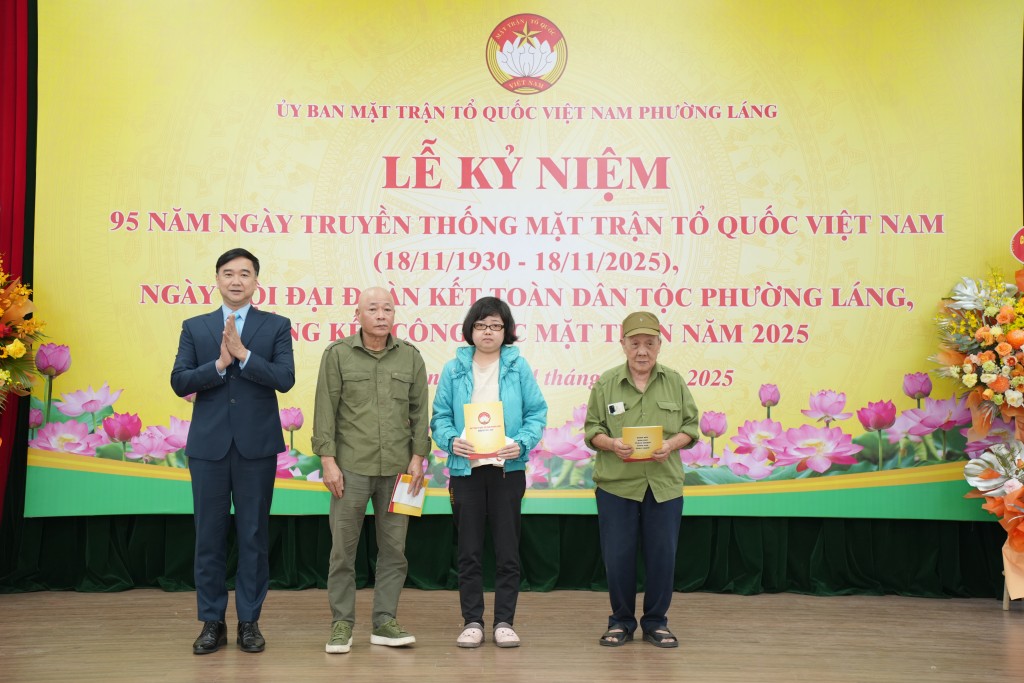 Đồng chí Hà Lê Hoàn - Phó Trưởng Ban Tổ chức, Kiểm tra Uỷ ban MTTQ Thành phố Hà Nội trao tặng những phần quà ấm áp cho 3 hộ cận nghèo trên địa bàn phường Láng Đồng chí Hà Lê Hoàn - Phó Trưởng Ban Tổ chức, Kiểm tra Uỷ ban MTTQ Thành phố Hà Nội trao tặng những phần quà ấm áp cho 3 hộ cận nghèo trên địa bàn phường Láng