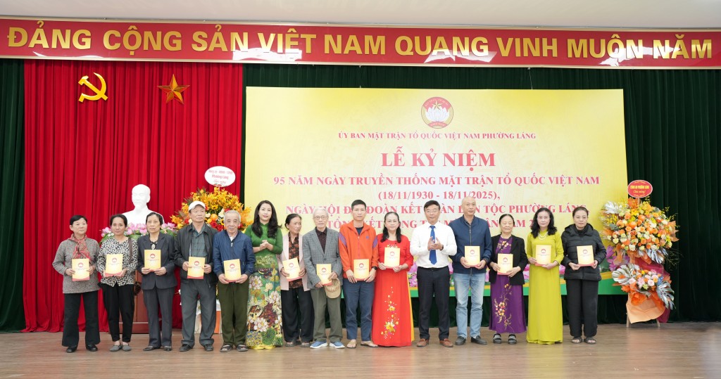 Nguyễn Linh Nga - UVBTV, PCT HĐND Phường và đồng chí Vũ Mạnh Chiến - UVBTV, Chủ nhiệm UBKT ĐU Phường trao quà tới đại diện các hộ gia đình có hoàn cảnh khó khăn trên địa bàn Nguyễn Linh Nga - UVBTV, PCT HĐND Phường và đồng chí Vũ Mạnh Chiến - UVBTV, Chủ nhiệm UBKT ĐU Phường trao quà tới đại diện các hộ gia đình có hoàn cảnh khó khăn trên địa bàn