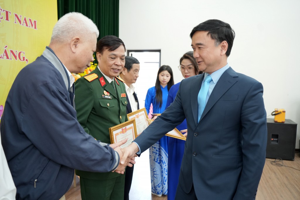 Hà Lê Hoàn - Phó Trưởng Ban Tổ chức, Kiểm tra Uỷ ban MTTQ Thành phố Hà Nội trao giấy khen cho các tập thể có thành tích xuất sắc Hà Lê Hoàn - Phó Trưởng Ban Tổ chức, Kiểm tra Uỷ ban MTTQ Thành phố Hà Nội trao giấy khen cho các tập thể có thành tích xuất sắc