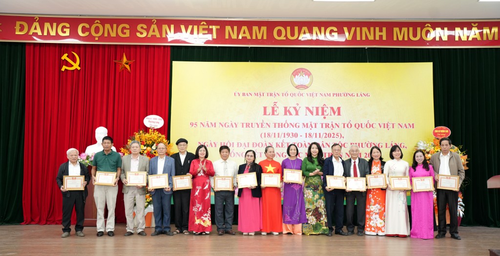 14 tập thể có thành tích tốt trong công tác Mặt trận được nhận giấy khen tại Lễ kỷ niệm 14 tập thể có thành tích tốt trong công tác Mặt trận được nhận giấy khen tại Lễ kỷ niệm