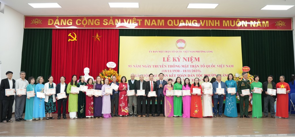 28 tập thể có thành tích trong thực hiện các phong trào thi đua công tác Mặt trận 28 tập thể có thành tích trong thực hiện các phong trào thi đua công tác Mặt trận