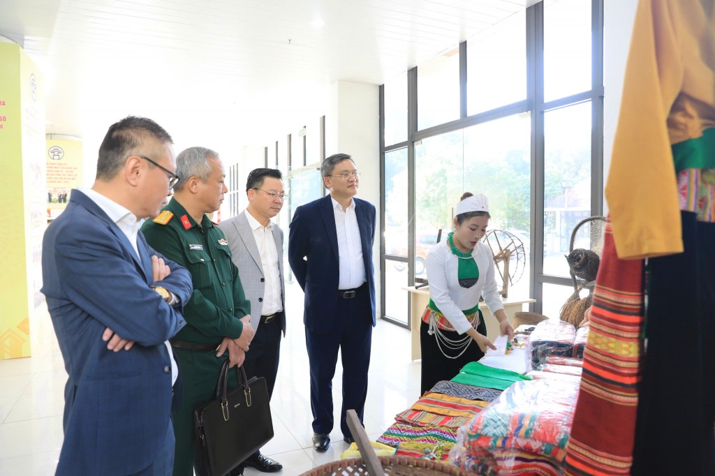 Tăng cường khối đại đoàn kết toàn dân tộc, giữ vững an ninh chính trị Tăng cường khối đại đoàn kết toàn dân tộc, giữ vững an ninh chính trị