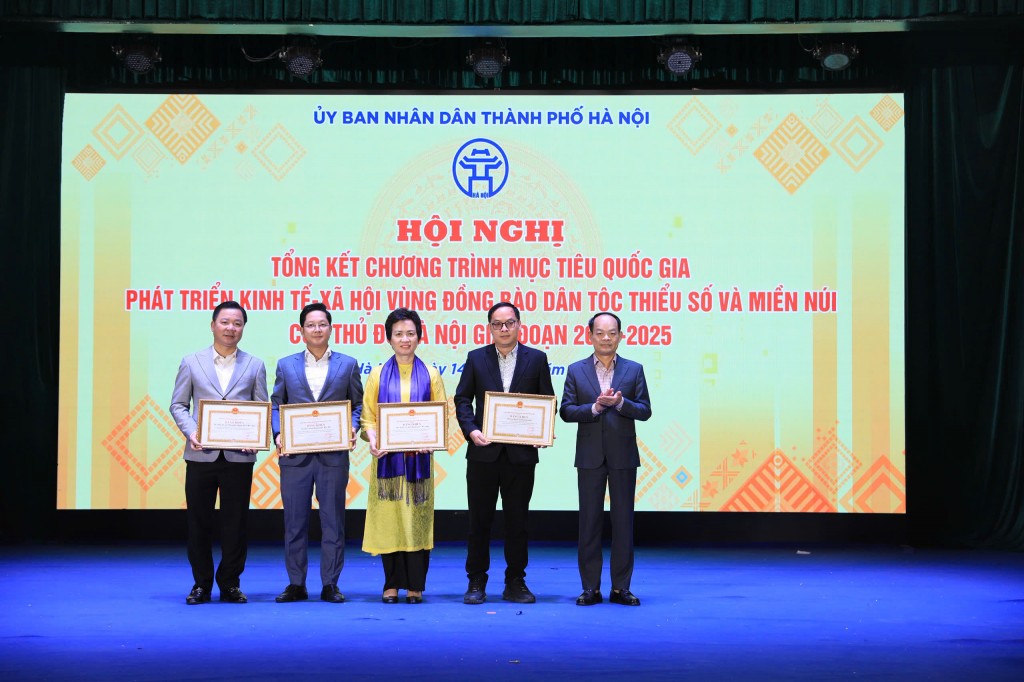 Tăng cường khối đại đoàn kết toàn dân tộc, giữ vững an ninh chính trị Tăng cường khối đại đoàn kết toàn dân tộc, giữ vững an ninh chính trị