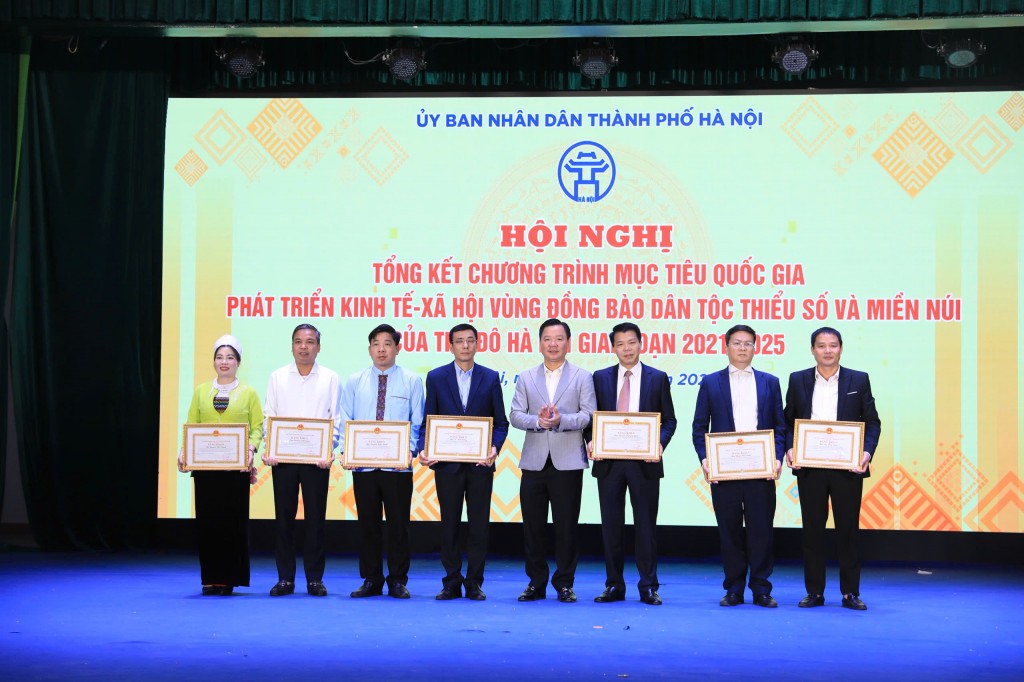 Tăng cường khối đại đoàn kết toàn dân tộc, giữ vững an ninh chính trị Tăng cường khối đại đoàn kết toàn dân tộc, giữ vững an ninh chính trị