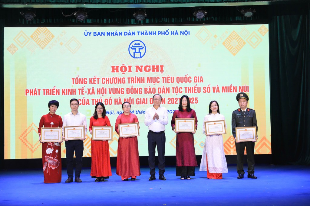 Tăng cường khối đại đoàn kết toàn dân tộc, giữ vững an ninh chính trị Tăng cường khối đại đoàn kết toàn dân tộc, giữ vững an ninh chính trị