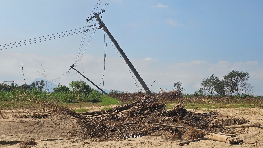 Cát bồi lấp cả một vùng sản xuất, người dân Gò Nổi điêu đứng Cát bồi lấp cả một vùng sản xuất, người dân Gò Nổi điêu đứng