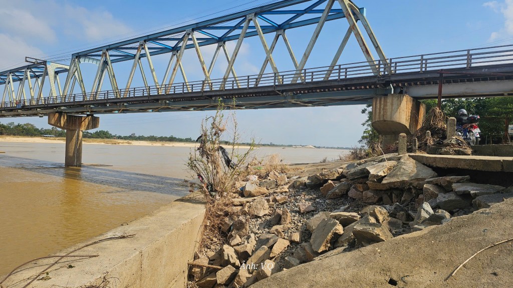 Cát bồi lấp cả một vùng sản xuất, người dân Gò Nổi điêu đứng Cát bồi lấp cả một vùng sản xuất, người dân Gò Nổi điêu đứng