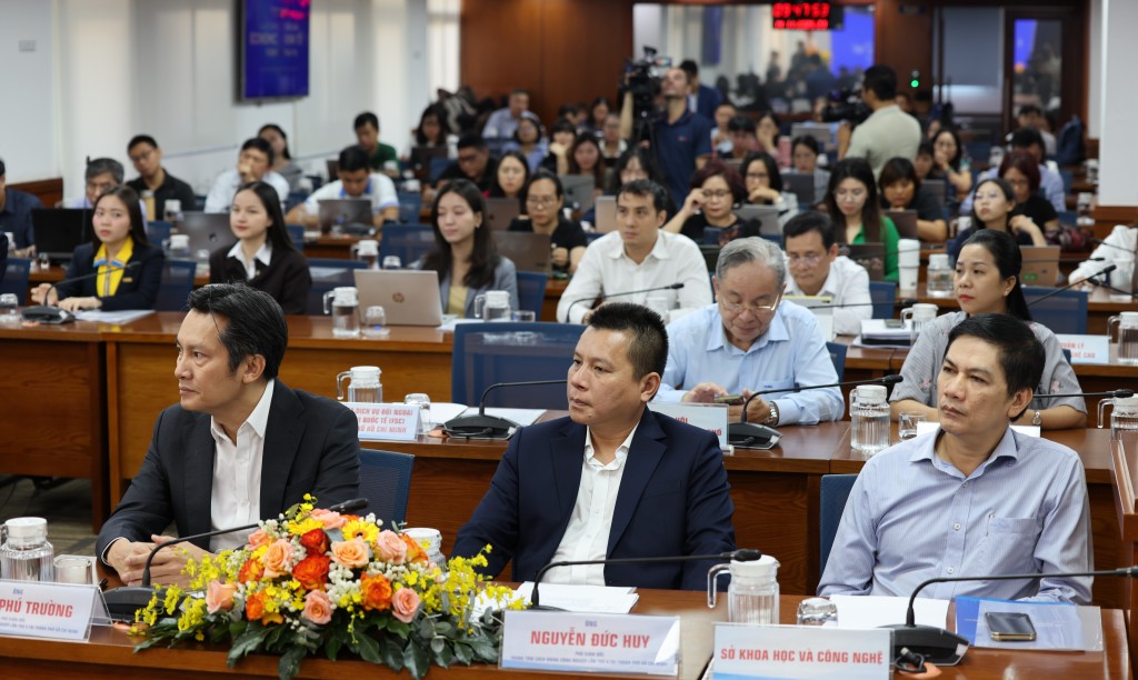 Buổi họp báo với sự tham gia của đông đảo phóng viên báo đài Buổi họp báo với sự tham gia của đông đảo phóng viên báo đài