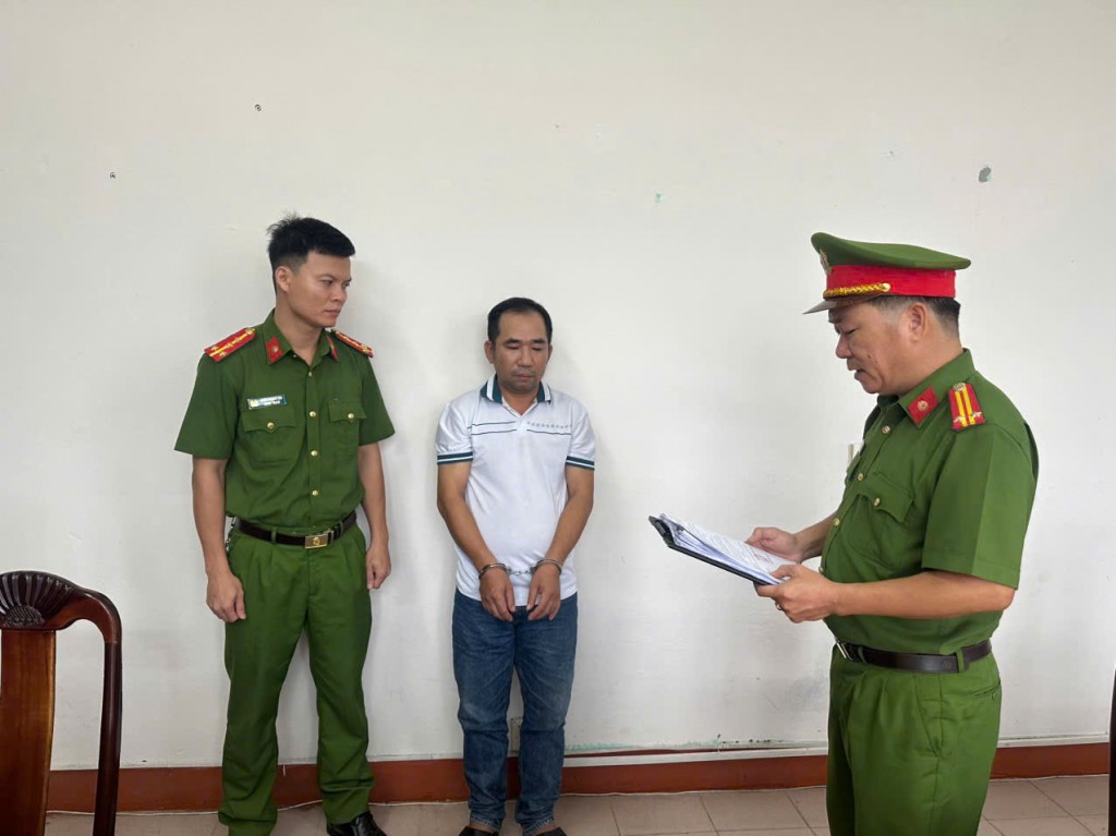 Trần Văn Hùng vừa bị Văn phòng Cơ quan CSĐT Công an TP Đà Nẵng khởi tố, bắt tạm giam để điều tra về hành vi Đà Nẵng: Đâm bạn nhậu trọng thương vì nghi trêu ghẹo chủ quán