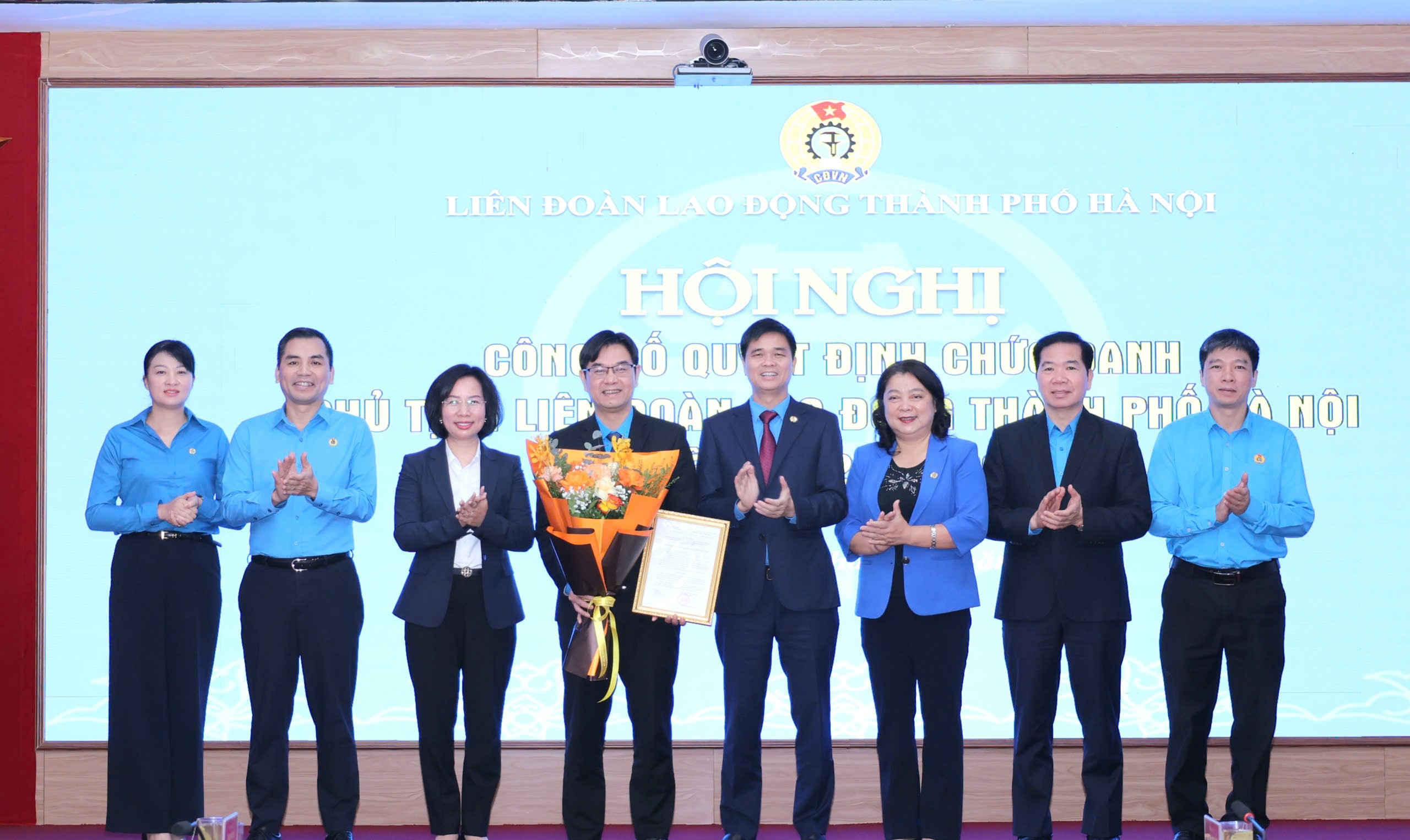 Phó Chủ tịch Tổng LĐLĐ Việt Nam Ngọ Duy Hiểu, Chủ tịch Ủy ban Mặt trận Tổ quốc Việt Nam thành phố Hà Nội Bùi Huyền Mai và các đồng chí Thường trực LĐLĐ thành phố Hà Nội tặng hoa chúc mừng đồng chí Nguyễn Văn Thắng