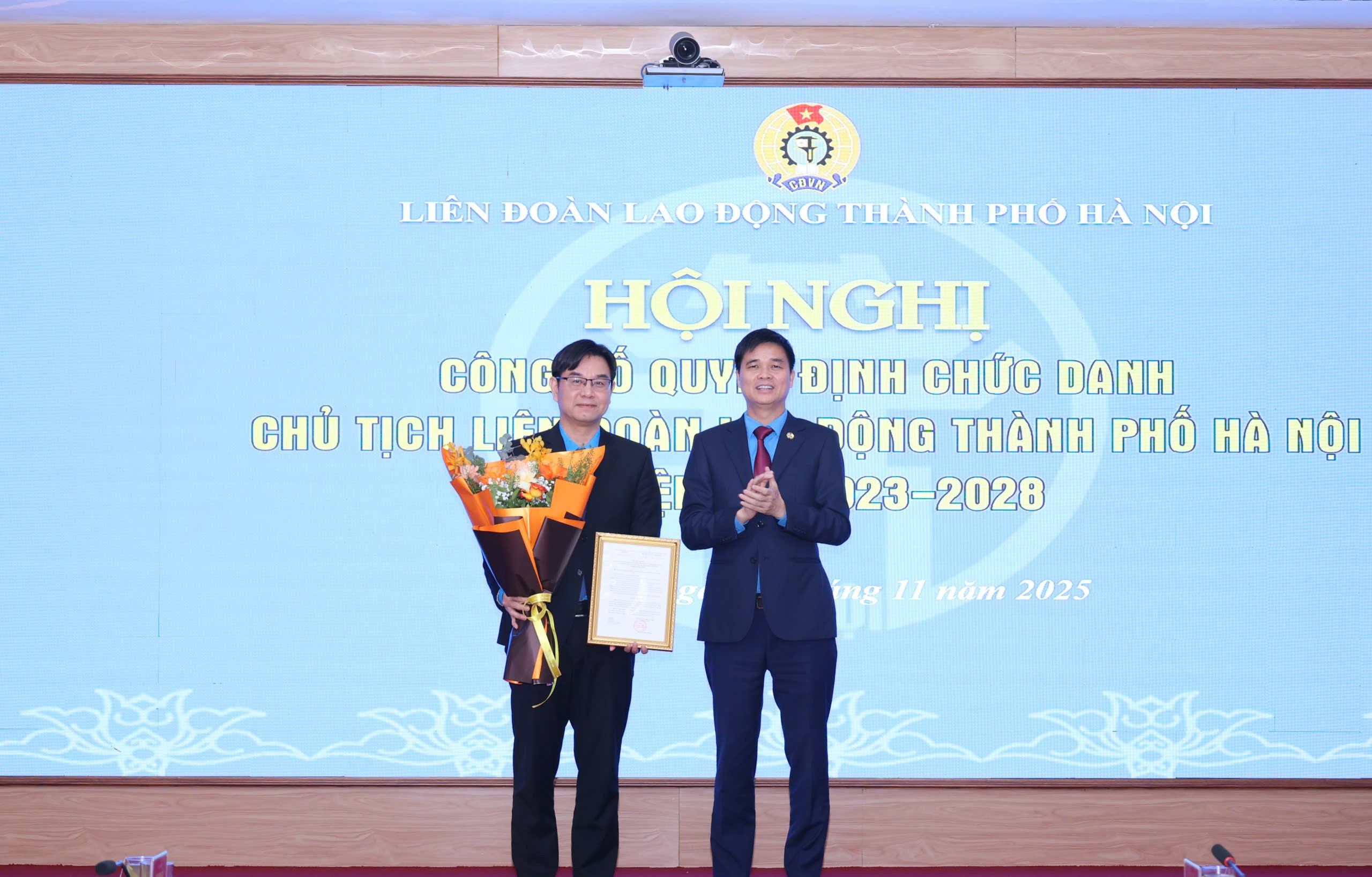hó Chủ tịch Tổng LĐLĐ Việt Nam Ngọ Duy Hiểu trao Quyết định và tặng hoa chúc mừng đồng chí Nguyễn Văn Thắng