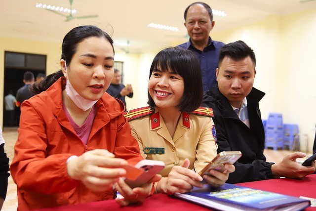 Công an Hà Nội 'đi từng ngõ, gõ từng nhà' giúp dân làm sạch dữ liệu đăng ký phương tiện và giấy phép lái xe