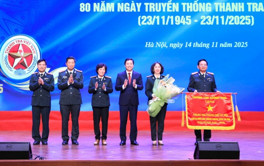 Phó Tổng Thanh tra Chính phủ Dương Quốc Huy trao Cờ đơn vị xuất sắc trong phong trào thi đua giai đoạn 2021-2025 tặng Thanh tra thành phố. Ảnh: Quang Thái Phó Tổng Thanh tra Chính phủ Dương Quốc Huy trao Cờ đơn vị xuất sắc trong phong trào thi đua giai đoạn 2021-2025 tặng Thanh tra thành phố. Ảnh: Quang Thái