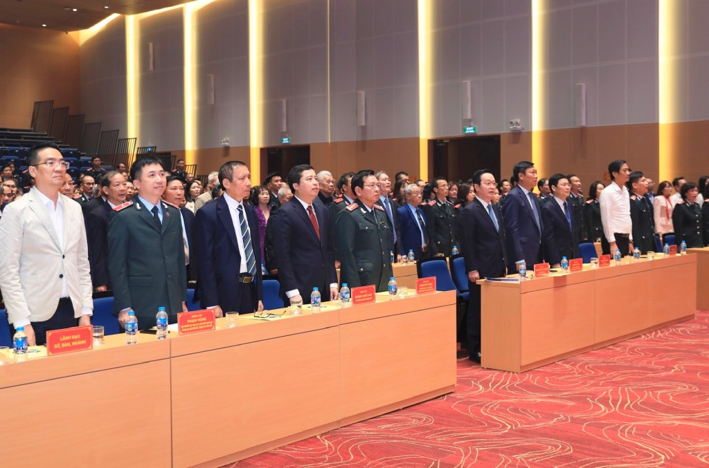 Các đại biểu thực hiện nghi thức chào cờ tại lễ kỷ niệm. Ảnh: Quang Thái Các đại biểu thực hiện nghi thức chào cờ tại lễ kỷ niệm. Ảnh: Quang Thái