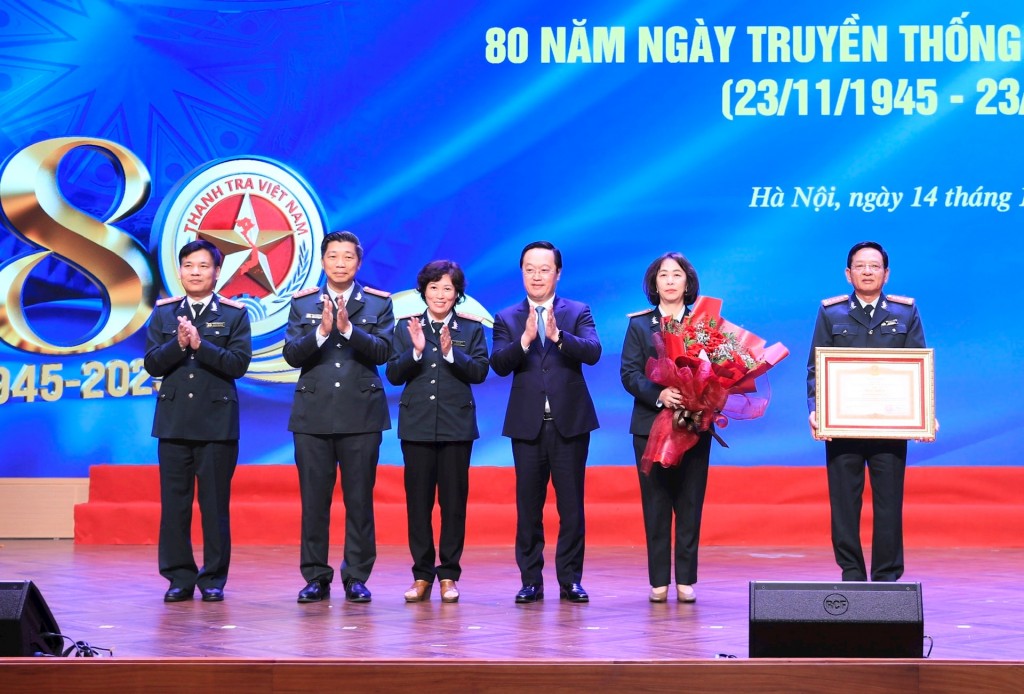 Chủ tịch UBND thành phố Hà Nội Nguyễn Đức Trung trao Bằng khen của Thủ tướng Chính phủ tặng Thanh tra thành phố. Ảnh: Quang Thái Chủ tịch UBND thành phố Hà Nội Nguyễn Đức Trung trao Bằng khen của Thủ tướng Chính phủ tặng Thanh tra thành phố. Ảnh: Quang Thái