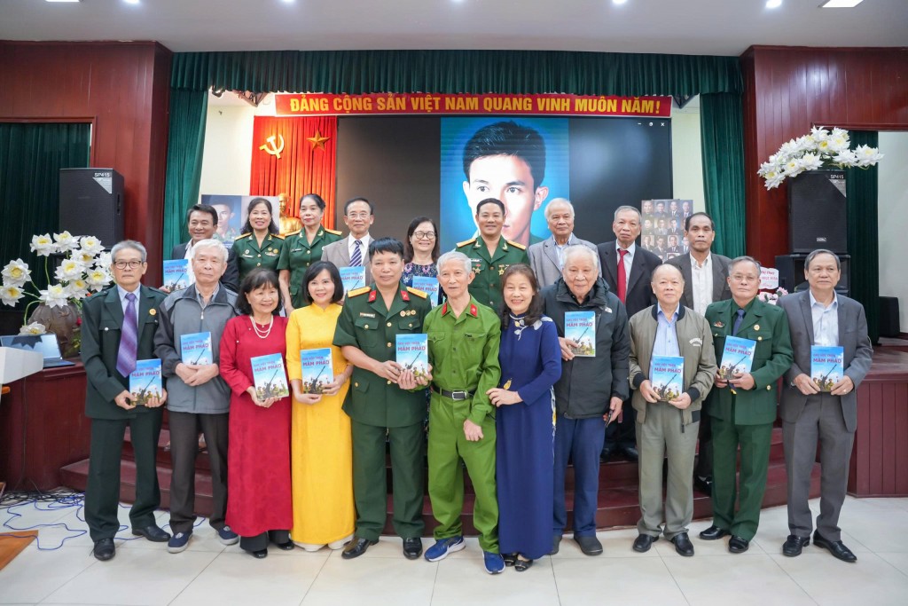 Trao tặng bộ sưu tập di ảnh chân dung “Đại đoàn kết” và “Vinh quang nhà giáo Việt Nam”