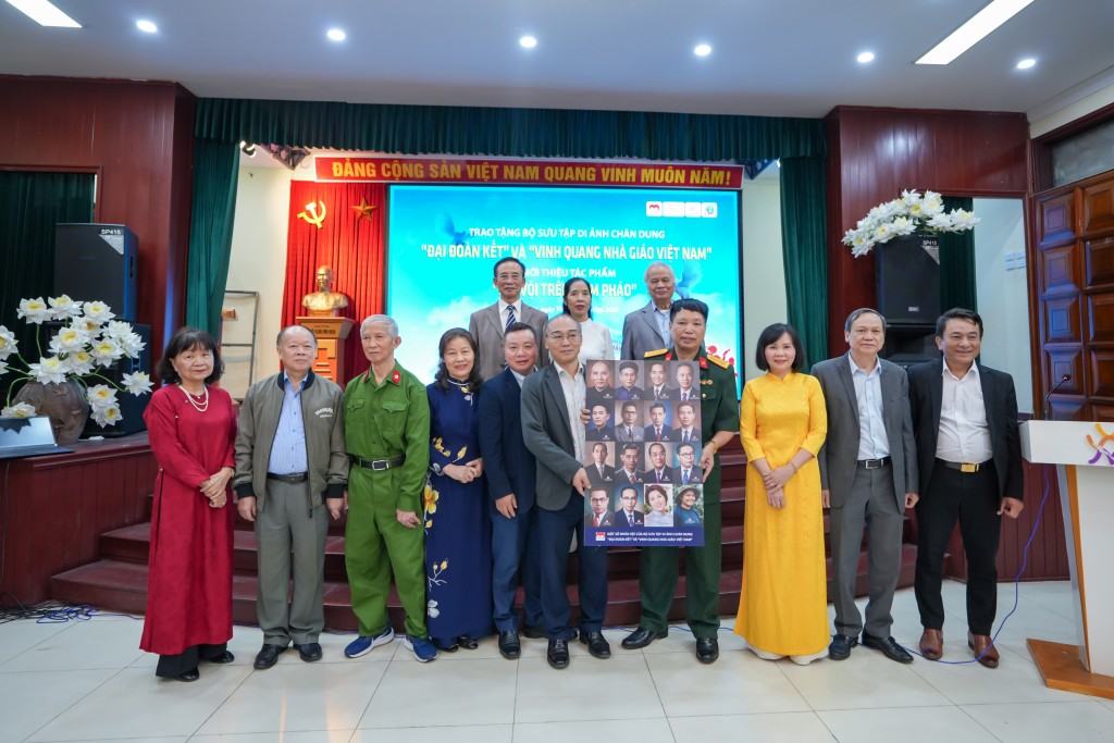 Trao tặng bộ sưu tập di ảnh chân dung “Đại đoàn kết” và “Vinh quang nhà giáo Việt Nam”
