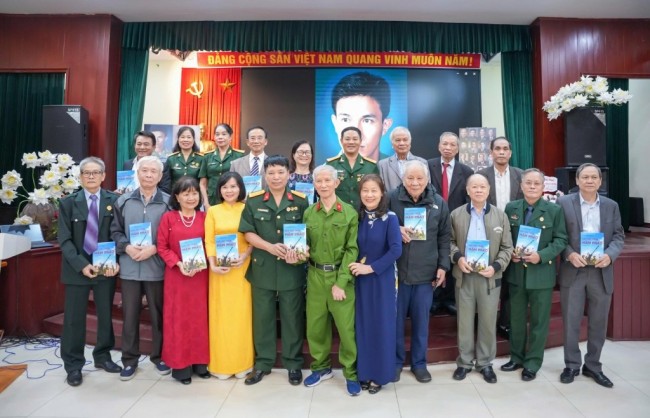 Trao tặng bộ sưu tập di ảnh chân dung “Đại đoàn kết” và “Vinh quang nhà giáo Việt Nam”