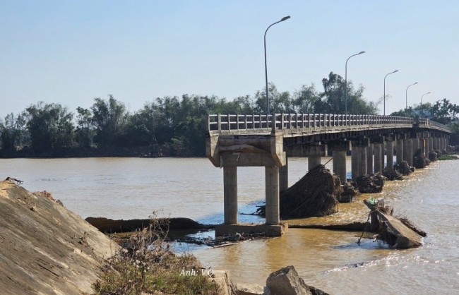 Cầu Bà Ngân trên Quốc lộ 14H chưa thể thông xe sau sạt lở