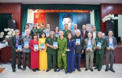 Trao tặng bộ sưu tập di ảnh chân dung “Đại đoàn kết” và “Vinh quang nhà giáo Việt Nam”