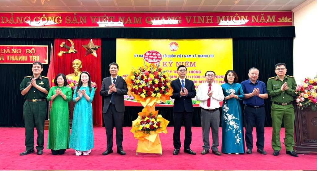 Lãnh đạo Đảng uỷ, Ủy ban nhân dân, Hội đồng nhân dân xã Thanh Trì tặng hoa chúc mừng