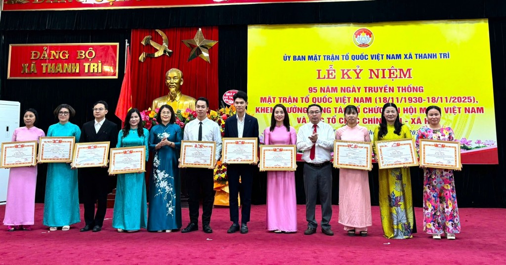 Lãnh đạo xã Thanh Trì Khen thưởng tập thể, cá nhân có thành tích xuất sắc trong công tác tổ chức Đại hội đại biểu MTTQ và các tổ chức chính trị xã hội nhiệm kỳ 2025 - 2030