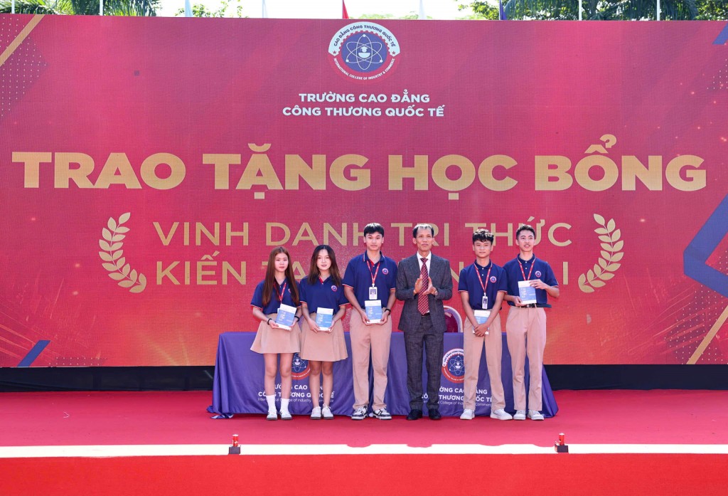 Khởi động năm học mới với tinh thần hội nhập, làm chủ nghề nghiệp Khởi động năm học mới với tinh thần hội nhập, làm chủ nghề nghiệp
