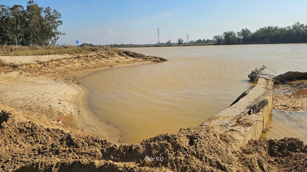 Cầu Bà Ngân trên Quốc lộ 14H chưa thể thông xe sau sạt lở Cầu Bà Ngân trên Quốc lộ 14H chưa thể thông xe sau sạt lở