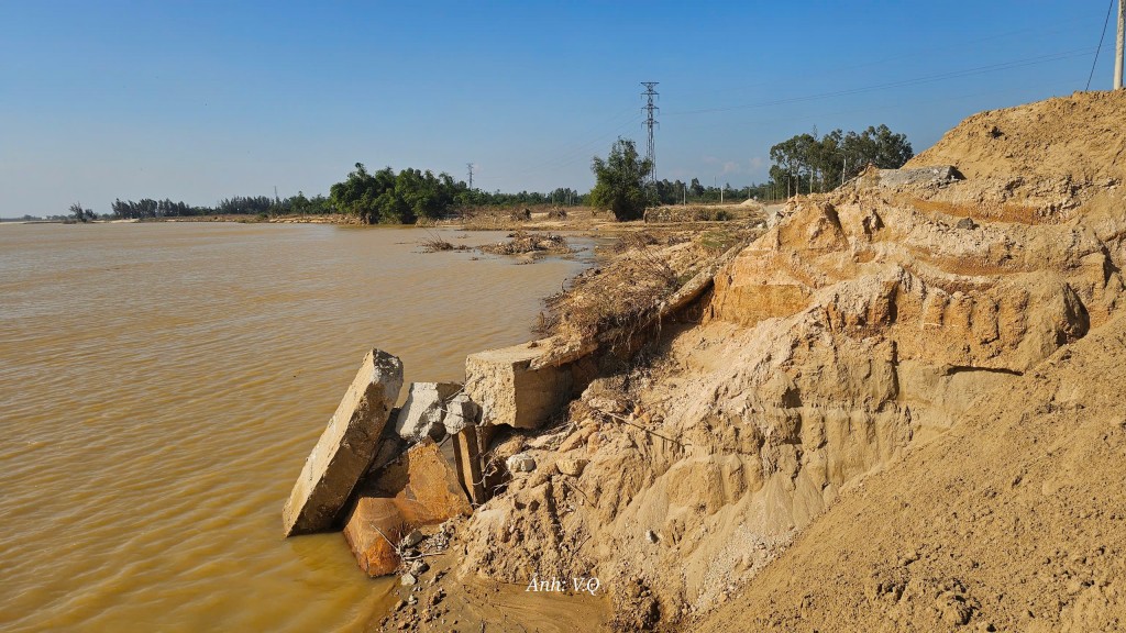 Cầu Bà Ngân trên Quốc lộ 14H chưa thể thông xe sau sạt lở Cầu Bà Ngân trên Quốc lộ 14H chưa thể thông xe sau sạt lở