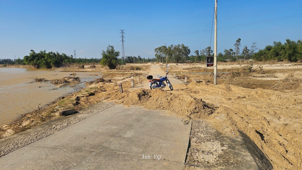 Cầu Bà Ngân trên Quốc lộ 14H chưa thể thông xe sau sạt lở Cầu Bà Ngân trên Quốc lộ 14H chưa thể thông xe sau sạt lở