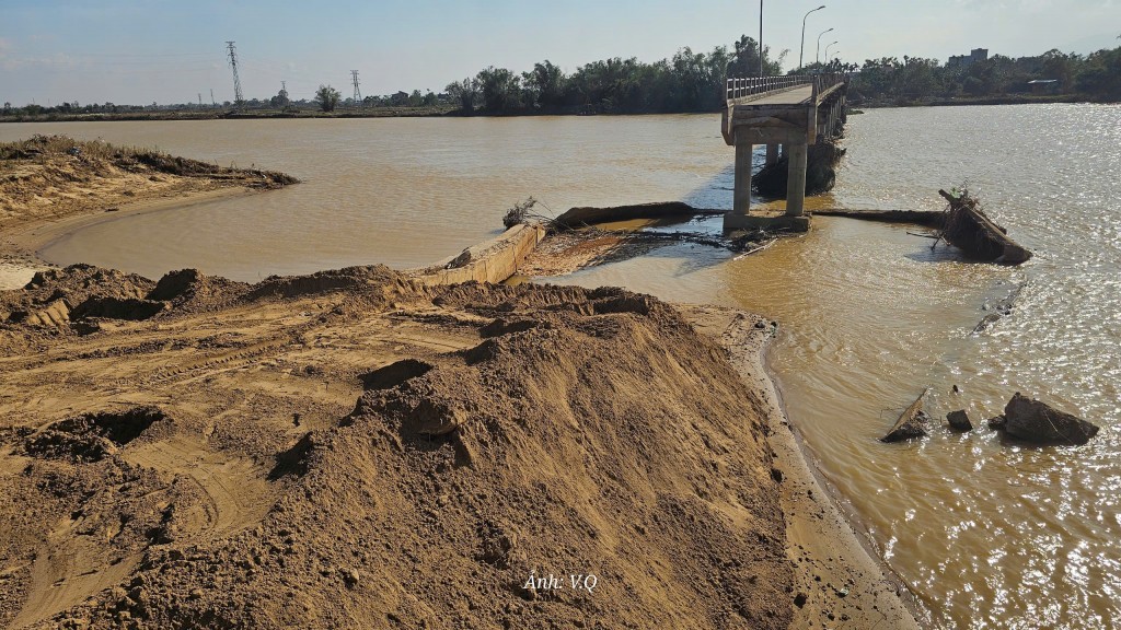 Cầu Bà Ngân trên Quốc lộ 14H chưa thể thông xe sau sạt lở Cầu Bà Ngân trên Quốc lộ 14H chưa thể thông xe sau sạt lở