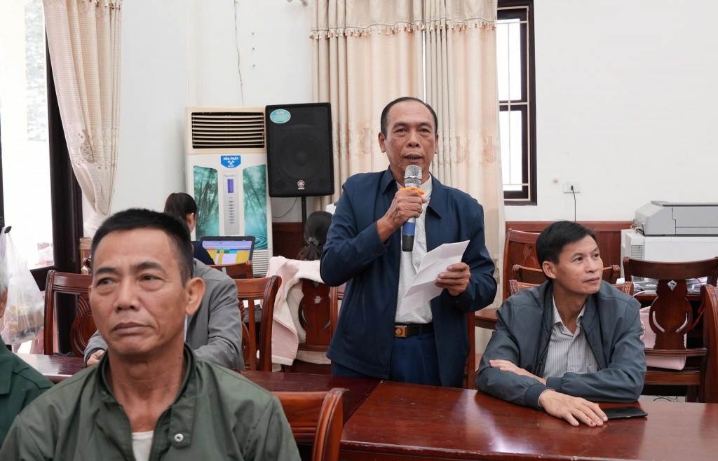 Người dân xã Bát Tràng quan tâm đến tiến độ triển khai các dự án trên địa bàn