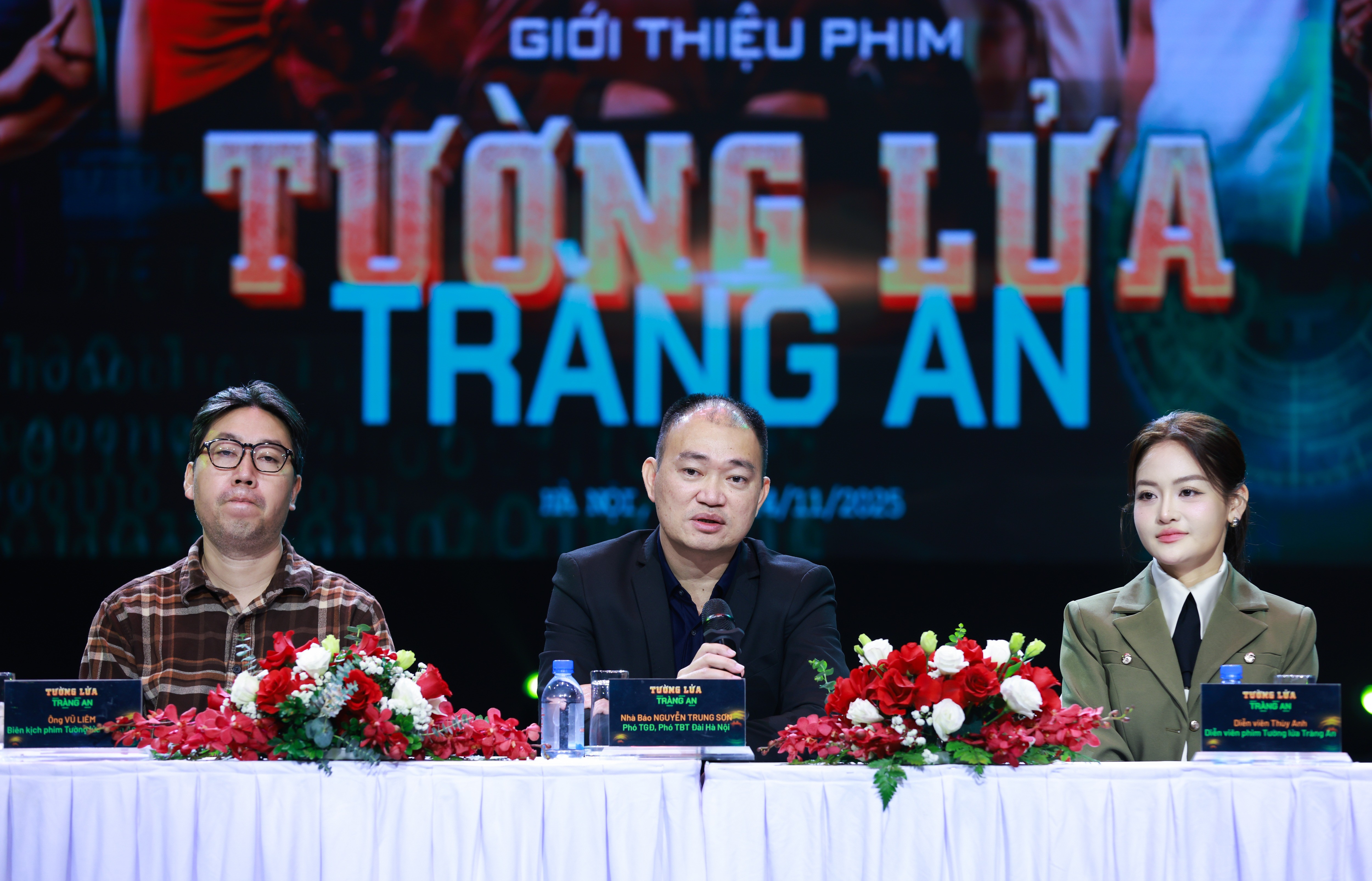 Thiếu tá Vũ Liêm, ông Nguyễn Trung Sơn – Phó Tổng Giám đốc, Phó Tổng Biên tập Đài PT-TH Hà Nội, diễn viên Thùy Anh (từ trái qua)