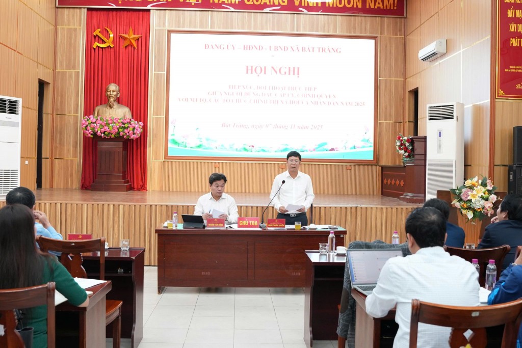 Người dân xã Bát Tràng quan tâm đến tiến độ triển khai các dự án trên địa bàn