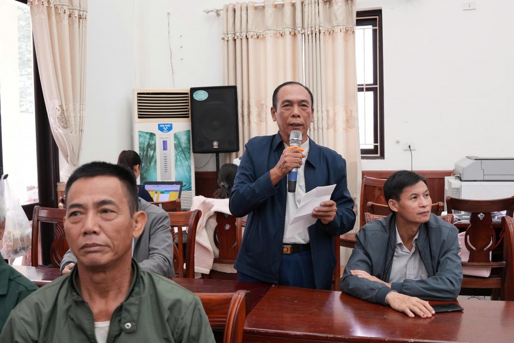 Người dân xã Bát Tràng quan tâm đến tiến độ triển khai các dự án trên địa bàn