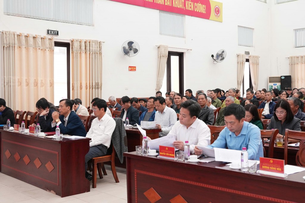 Người dân xã Bát Tràng quan tâm đến tiến độ triển khai các dự án trên địa bàn