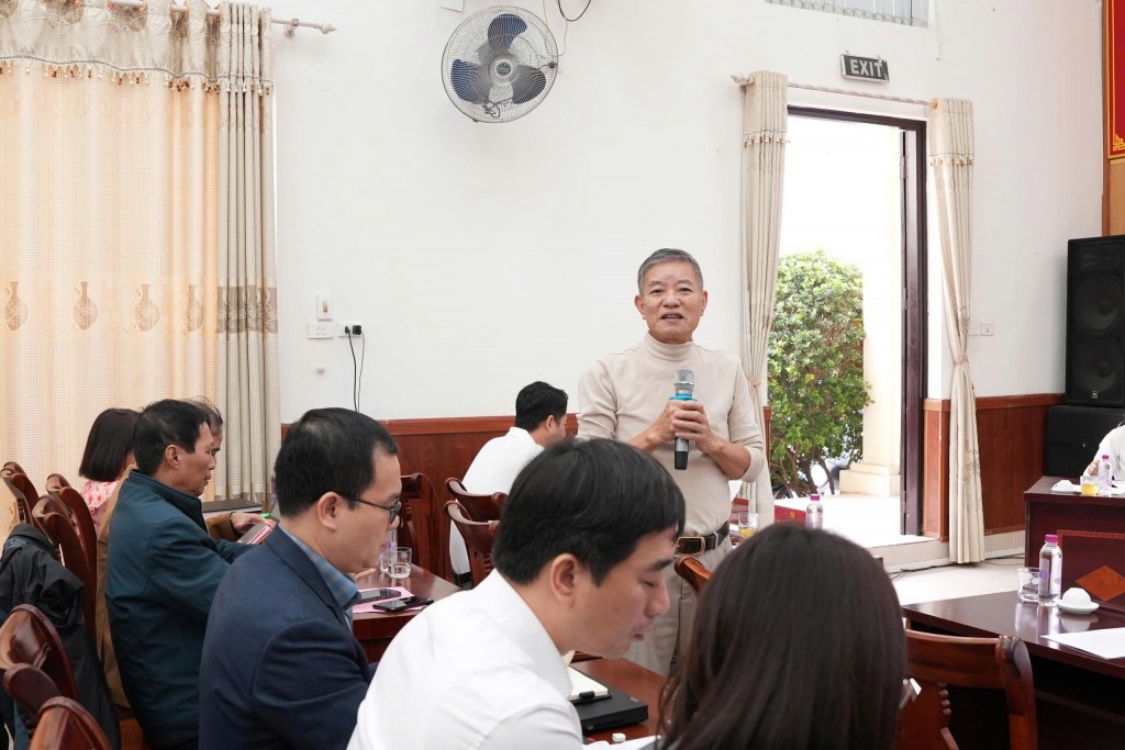 Người dân xã Bát Tràng quan tâm đến tiến độ triển khai các dự án trên địa bàn