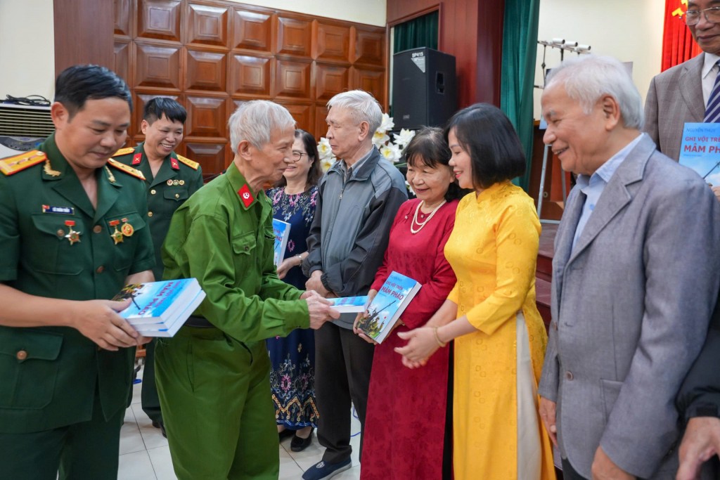 Trao tặng bộ sưu tập di ảnh chân dung “Đại đoàn kết” và “Vinh quang nhà giáo Việt Nam”