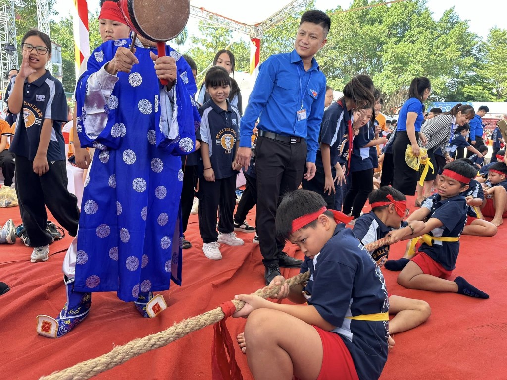 Các bạn trẻ hào hứng trải nghiệm nghi lễ “kéo co ngồi mini” Các bạn trẻ hào hứng trải nghiệm nghi lễ “kéo co ngồi mini”