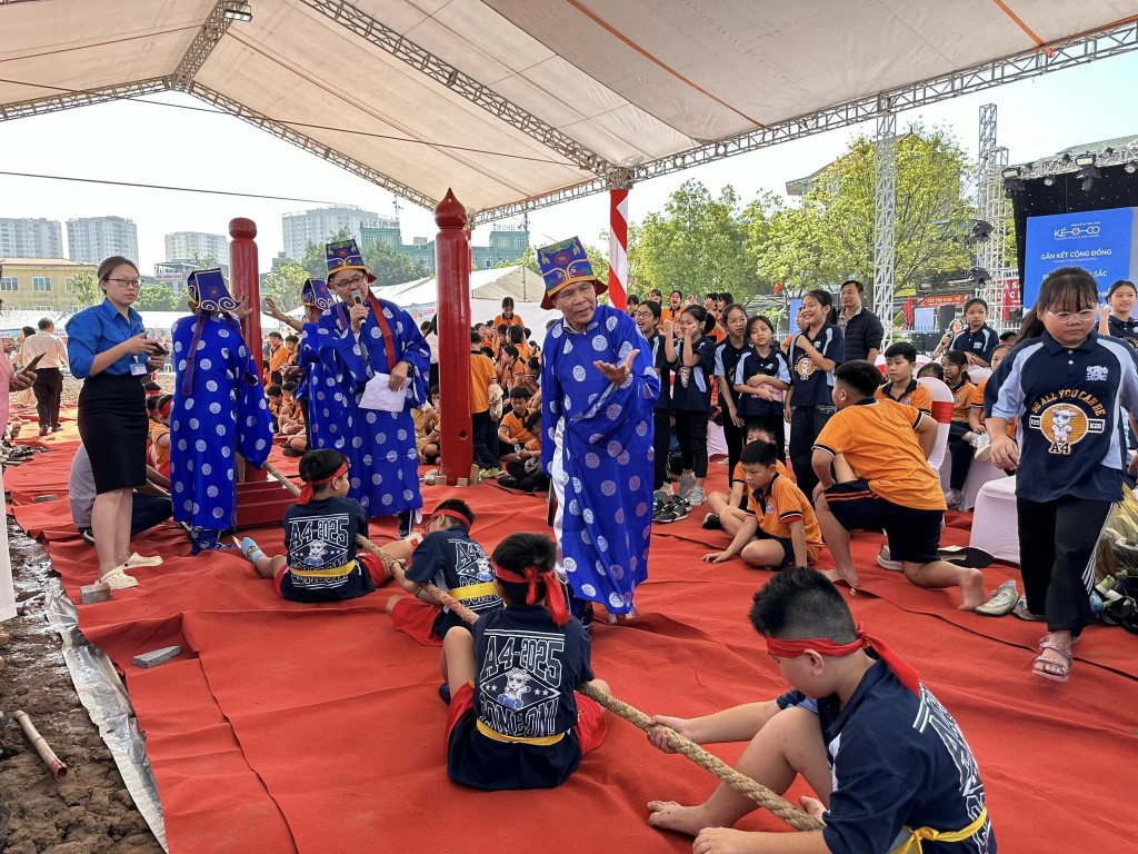 Các bạn trẻ hào hứng trải nghiệm nghi lễ “kéo co ngồi mini” Các bạn trẻ hào hứng trải nghiệm nghi lễ “kéo co ngồi mini”